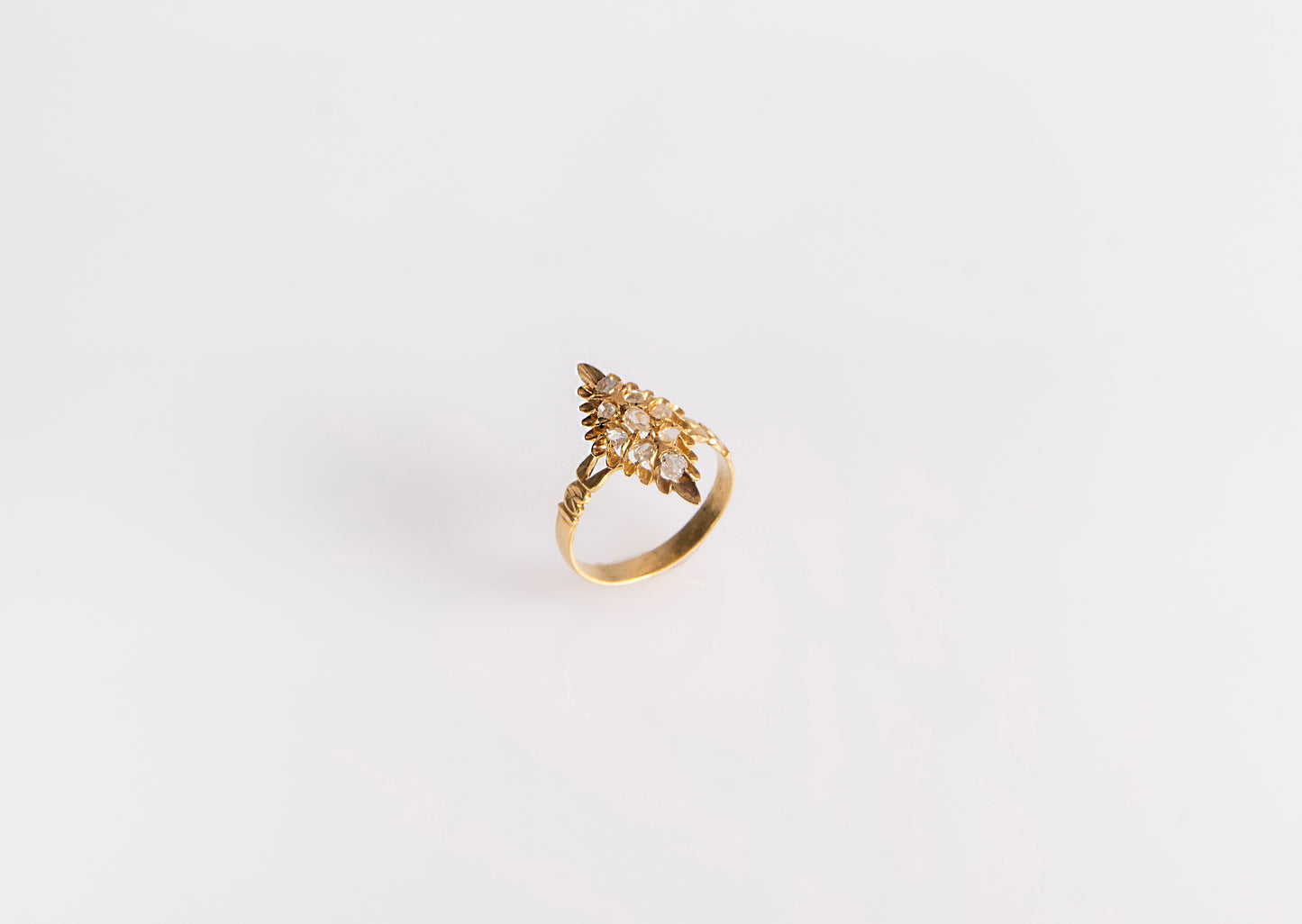 Perankakan Petal Navette Ring