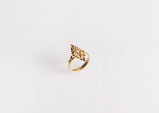 Perankakan Petal Navette Ring